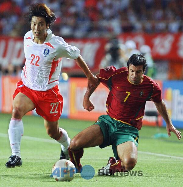 2002 한일 월드컵 포르투갈전서 루이스 피구를 봉쇄하며 인생 경기를 펼쳤던 송종국. ⓒAFPBBNews = News1
