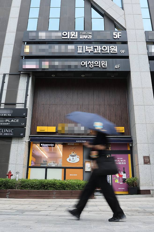같은 피부과처럼 보여도 숨겨진 뜻이 있다. '○○피부과의원'은 피부과 전문의가 상주하는 곳, 진료과목을 따로 표기한 '●●의원'은 타전문의나 일반의가 진료하는 미용 클리닉일 가능성이 높다. 피부과 성형외과가 몰려 있는 서울 신사역 인근의 모습. /이건송 영상미디어 기자
