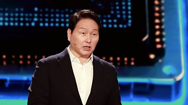 최태원 SK그룹 회장 겸 대한상공회의소 회장이 지난 28일 KBS '다큐 인사이트 – 인재전쟁2 : 최태원의 대답'에서 특별 강연을 하고 있다. /뉴스1