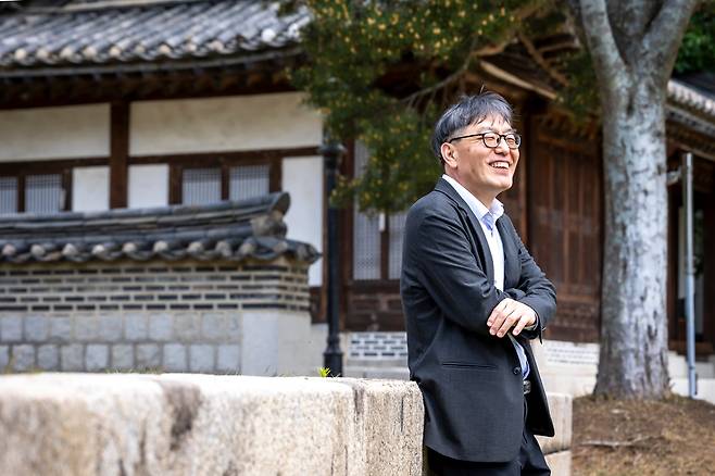 이달 초 서울 연세대 캠퍼스에서 만난 오동찬 국립소록도병원 의료부장은 인터뷰 내내 소탈한 웃음을 잃지 않았다. 수수한 정장 차림에 꾸밈없는 표정이 인상적이었다. 그는 인터뷰에 앞서 대학생들을 대상으로 한 강연에서 “우리의 편견과 차별 탓에 한센인들은 평생 힘든 삶을 살아왔다”며 “어떤 이유로도 타인을 차별하지 말라”고 했다. /이신영 영상미디어 기자