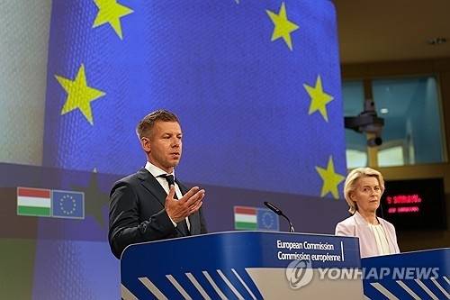 브뤼셀에서 머저르 헝가리 총리(왼쪽)와 폰데어라이엔 EU 집행위원장이 29일(현지시간) 기자회견을 하고 있다. AP=연합뉴스.