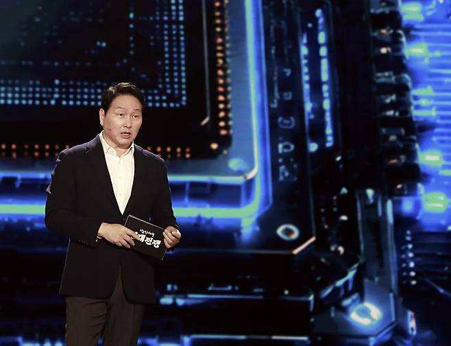 최태원 SK그룹 회장 겸 대한상공회의소 회장이 28일 방영된 KBS1 ‘다큐 인사이트 - 인재전쟁2: 최태원의 대답’에 출연해 AI 시대가 요구하는 인재상의 변화에 대해 강연했다. SK 제공