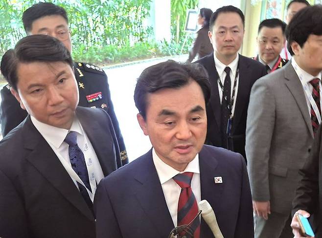 안규백 국방부 장관이 30일(현지시간) 싱가포르에서 열린 아시아안보회의(샹그릴라 대화)에서 한미일 국방장관 기념촬영을 마친 뒤 취재진을 만나 인터뷰하고 있다. 연합뉴스