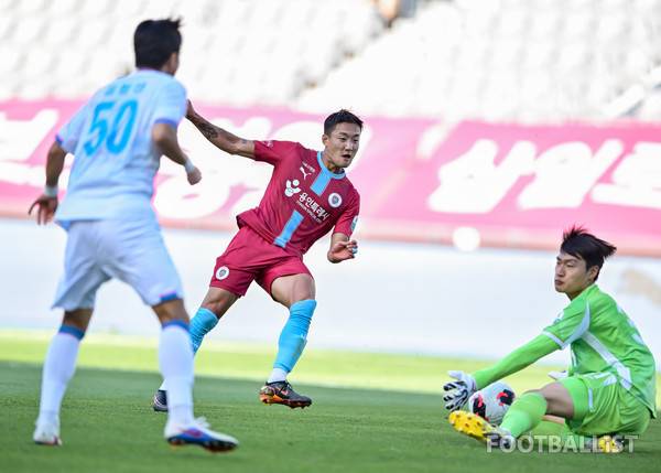 유동규(가운데, 용인FC), 한태희(오른쪽, 대구FC). 서형권 기자
