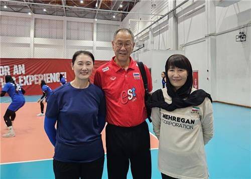 이도희 이란 여자 배구 대표팀 감독 (오른쪽)과 정선혜 코치(왼쪽), 박기원 태국 대표팀 감독. 연합뉴스