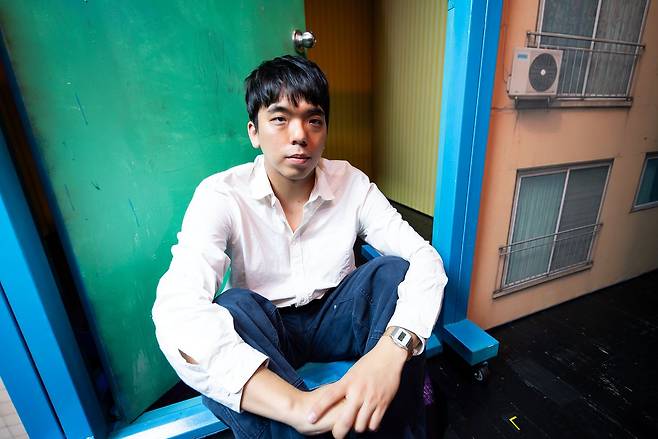 ‘영어덜트 연극’을 표방하는 극단 공놀이클럽의 강훈구 연출. 최영재 기자