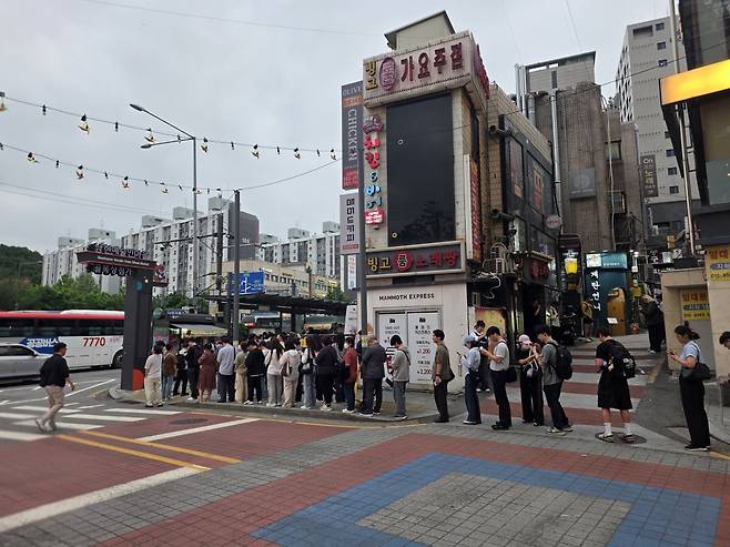 경기도민들이 사당역에서 광역버스를 기다리고 있다. /사진=이정우 기자
