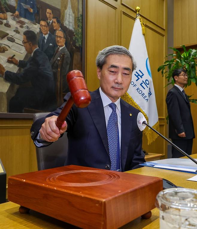 신현송 한국은행 총재가 지난 28일 오전 서울 중구 한국은행에서 열린 금융통화위원회 본회의에 참석해 의사봉을 두드리고 있다. 사진=한국경제신문DB, 사진공동취재단