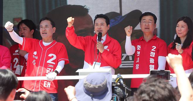 사전투표 마지막 날인 30일 강원 춘천 공지천 사거리에서 국민의힘 장동혁 상임선거대책위원장이 김진태 강원지사 후보와 정광열 춘천시장 후보 지지를 호소하고 있다. 연합뉴스