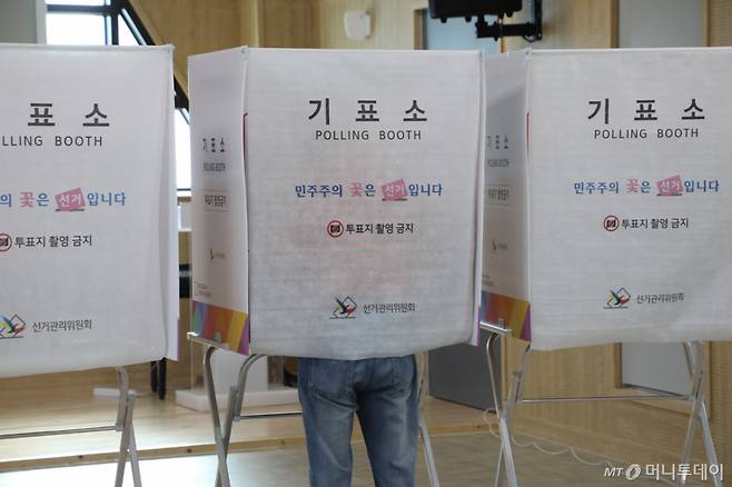 제9회 전국동시지방선거 사전투표 이튿날이자 마지막 날인 30일 오전 8시 광주 서구 농성2동 공공복합청사에 마련된 사전투표소에서 유권자들이 투표하고 있다. 2026.5.30/뉴스1 Copyright (C) 뉴스1. All rights reserved. 무단 전재 및 재배포, AI학습 이용 금지.