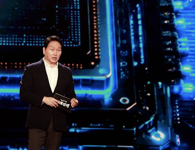 최태원 SK 회장이 28일 방영된 KBS 다큐 인사이트 <인재전쟁2 - 최태원의 대답> 에 출연해 AI 인재상에 대해 강연하고 있다/사진제공=SK그룹