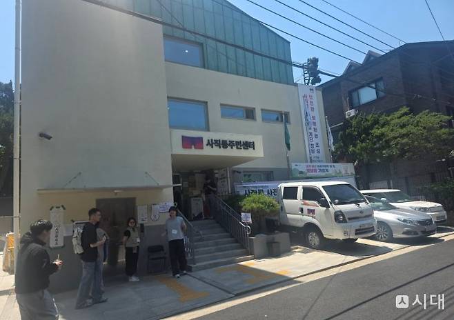 제9회 전국동시지방선거 사전투표 둘째 날인 30일 낮, 서울 종로구 사직동주민센터에는 유권자들의 발걸음이 끊이지 않았다. 사진은 이날 오후 사직동주민센터 전경. /사진=김성아 기자