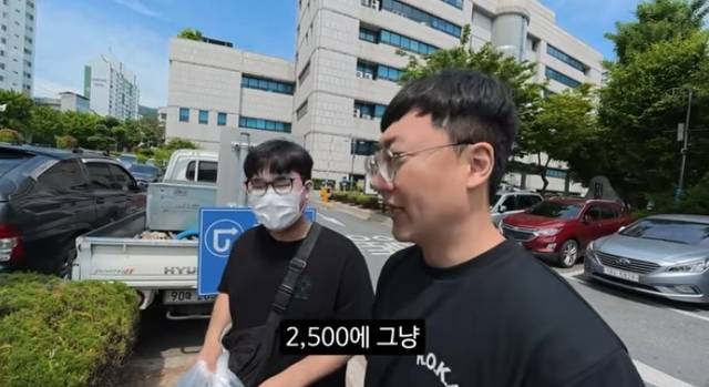 충주맨 김선태 씨가 신장 질환을 앓는 딸을 키우는 젊은 가장에게 차량을 사실상 무상으로 인도하는 모습. 유튜브 ‘김선태’ 갈무리