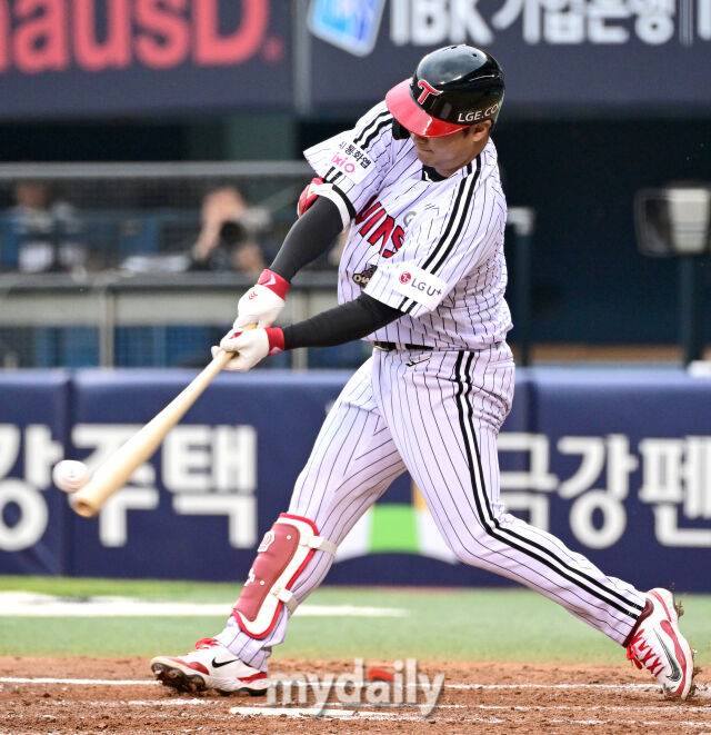 2026년 5월 2일 오후 서울 잠실구장에서 열린 '2026 신한 SOL KBO리그' NC 다이노스와 LG 트윈스의 경기. LG 문보경이 2회말 2사 3루서 1타점 적시타를 치고 있다./마이데일리