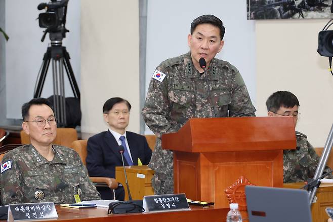 지난해 2월 6일 국회에서 열린 '윤석열 정부의 비상계엄 선포를 통한 내란 혐의 진상규명 국정조사 특별위원회' 2차 청문회에서 위원 질의에 답하고 있는 이진우 전 수도방위사령관. (출처:연합)