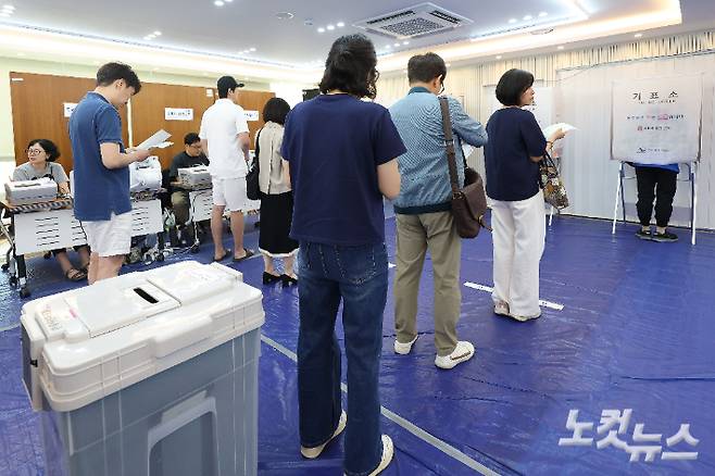 제9회 전국동시지방선거 사전투표 첫날인 29일 서울 용산구 이촌1동 주민센터에 마련된 사전투표소를 찾은 유권자들이 소중한 한 표를 행사하기 위해 줄을 서고 있다. 류영주 기자