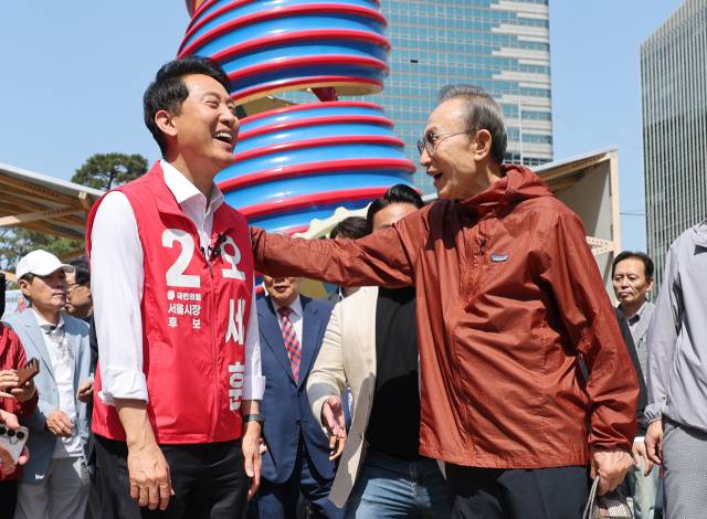▲국민의힘 오세훈 서울시장 후보가 지난 15일 서울 중구 청계광장에서 이명박 전 대통령을 만나 대화하고 있다. ⓒ연합뉴스