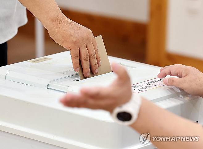 사전투표 하는 유권자 (대구=연합뉴스) 김현태 기자 = 30일 대구 중구 대신동 행정복지센터에 마련된 사전투표소에서 유권자가 투표하고 있다. 2026.5.30 mtkht@yna.co.kr