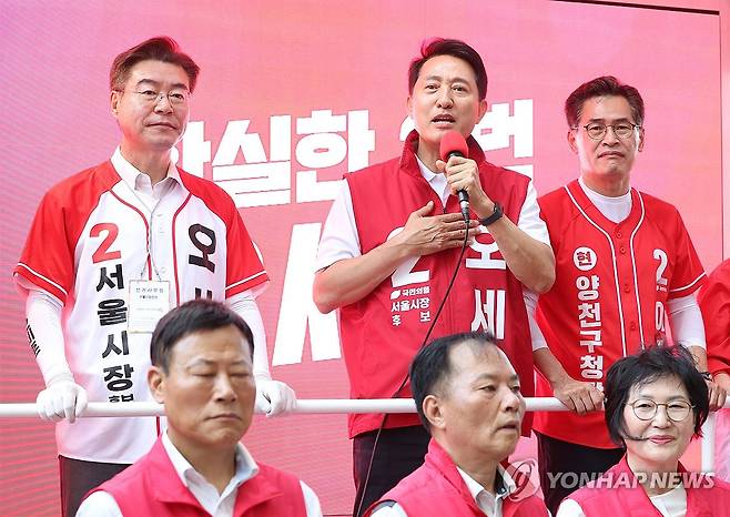 지지호소하는 오세훈 (서울=연합뉴스) 이지은 기자 = 국민의힘 오세훈 서울시장 후보가 30일 서울 양천구 현대백화점 인근에서 열린 유세에서 지지를 호소하고 있다. 2026.5.30 jieunlee@yna.co.kr