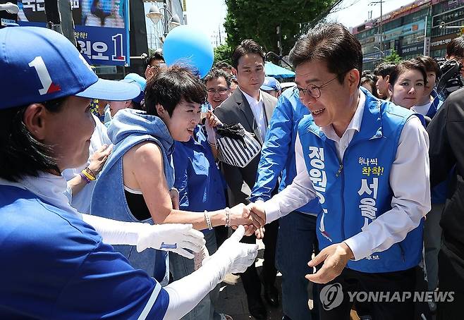 인사하는 정원오 후보 (서울=연합뉴스) 김성민 기자 = 더불어민주당 정원오 서울시장 후보가 29일 서울 강북구 미아사거리역 인근에서 열린 선거유세에서 인사하고 있다. 2026.5.29 ksm7976@yna.co.kr