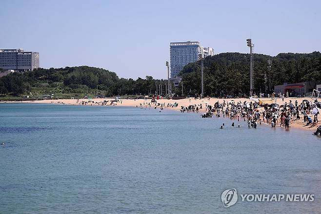 풍덩 바다에 빠지고 싶은 날씨 (속초=연합뉴스) 류호준 기자 = 전국적으로 무더위가 이어진 30일 강원 속초 해수욕장 일원이 더위를 식히려는 시민과 관광객들로 북적이고 있다. 2026.5.30 ryu@yna.co.kr