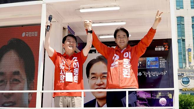 31일 오전 국민의힘 이동환 고양시장후보와 안철수 국회의원이 유세차에 함꼐 올라 유권자들에게 지지를 호소하고 있다.<이동환 후보 제공>