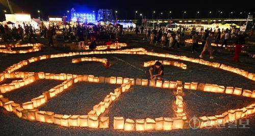 2026 춘천마임축제 폐막을 알리는 도깨비난장이 30일 춘천시 중도 레고랜드 코리아리조트 주차장에서 열려 관람객들이 행사장 곳곳에 마련된 다채로운 공연과 체험프로그램을 즐기고 있다. 박승선기자