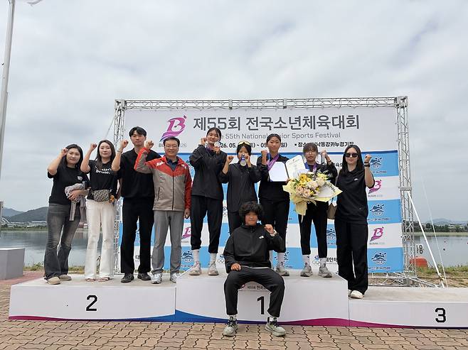 제55회 전국소년체육대회 카누 종목에서 입상한 안동 선수단이 시상식 후 기념촬영을 하고 있다. /안동시 제공