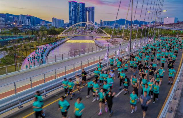 부산일보사가 주최한 나이트 로드 레이스 ‘2026 야반도주 in 부산(NIGHT ROAD RACE)’가 30일 오후 부산 북항친수공원 일대에서 열렸다. 이번 대회는 10km 단일 코스로 4000여 명이 참가했다. 김종진 기자 kjj1761@