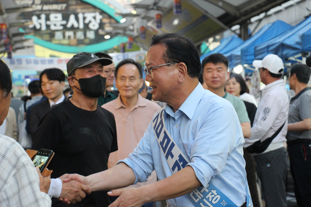 김부겸 더불어민주당 대구시장 후보가 30일 오후 대구 서문시장에서 시민들과 인사를 나누고 있다. 김부겸 후보 측 제공