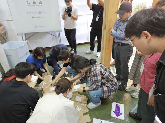 지난 30일 대구 중구 남산2동 사전투표소인 하누리어울림센터 하누리공작소에서 사전투표 2일차 마감 후 참관인들의 입회 하에 관외사전투표 분류 작업이 이뤄지고 있다. 서민지기자 mjs858@yeongnam.com