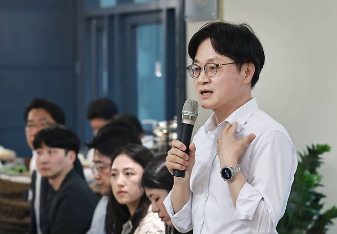 김정관 산업통상부 장관이 27일 세종시 모처에서 열린 출입기자단 만찬 간담회에서 모두발언을 하고 있다.(사진제공=산업통상부)