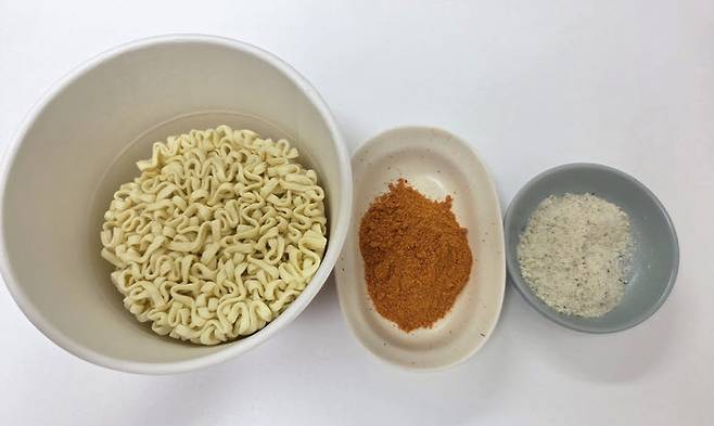 농심 ‘신라면 로제’ 구성품. 가운데 붉은 전첨 분말과 오른쪽 후첨 크림 분말로 나뉜다. (사진=한전진 기자)