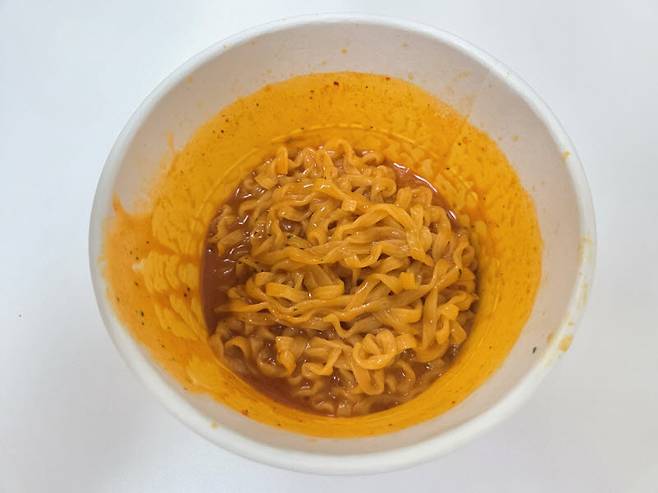 후첨 크림 분말을 섞은 뒤 농도가 잡힌 ‘신라면 로제’. 조리 직후 많아 보였던 국물이 면에 스며들며 로제 특유의 질감을 만든다. (사진=한전진 기자)