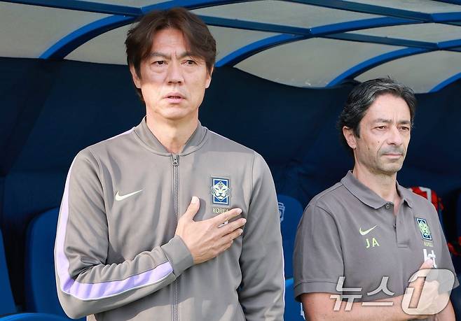 홍명보 대한민국 축구대표팀 감독이 30일(현지시간) 미국 유타주 솔트레이크시티 브리검 영 대학교 BYU 사우스필드 경기장에서 2026 국제축구연맹(FIFA) 북중미 월드컵 앞두고 열린 대한민국과 트리니다드 토바고의 평가전에서 국민의례를 하고 있다. 2026.5.31 ⓒ 뉴스1 임세영 기자