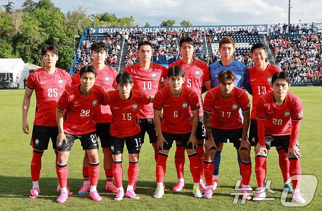 대한민국 축구대표팀 선수들이 30일(현지시간) 미국 유타주 솔트레이크시티 브리검 영 대학교 BYU 사우스필드 경기장에서 2026 국제축구연맹(FIFA) 북중미 월드컵 앞두고 열린 대한민국과 트리니다드 토바고의 평가전에서 기념촬영을 하고 있다. 2026.5.31 ⓒ 뉴스1 임세영 기자