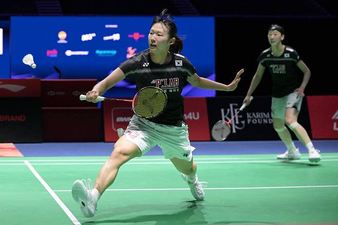 (260530) -- SINGAPORE, May 30, 2026 (Xinhua) -- Baek Ha-na(L)/Lee So-hee compete during women's doubles semifinal match between Liu Shengshu/Tan Ning of China and Baek Ha-na/Lee So-hee of South Korea at the Singapore Badminton Open 2026 in Singapore on May 30, 2026. (Photo by Then Chih Wey/Xinhua) <저작권자(c) 연합뉴스, 무단 전재-재배포, AI 학습 및 활용 금지>