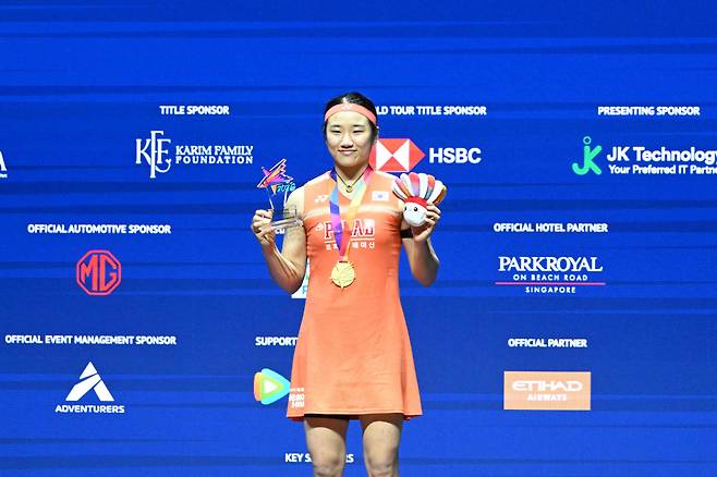 An Se-young of South Korea celebrates with the trophy after defeating Akane Yamaguchi of Japan in the women?s singles final match of the KFF Singapore Open Badminton tournament in Singapore on May 31, 2026. (Photo by Roslan RAHMAN / AFP)
<저작권자(c) 연합뉴스, 무단 전재-재배포, AI 학습 및 활용 금지>