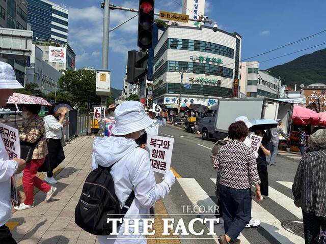 29일 부산 북구 구포시장 앞에서 한동훈 후보 지지자들이 '북구와 함께 미래로' 문구가 적힌 피켓을 들고 시장으로 향하고 있다. /김시형 기자