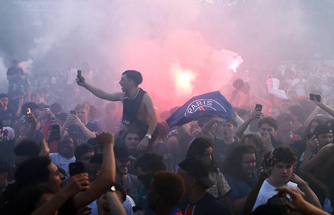 31일(현지시각) 파리 생제르망(PSG)이 유럽축구연맹 챔피언스리그 2연패를 확정하자 PSG 홈구장인 파르크 데 프랭스에 모인 팬들이 열광하고 있다./로이터 연합뉴스