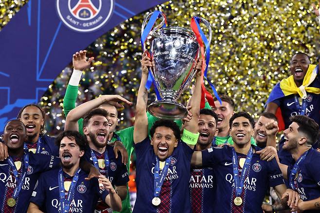 <YONHAP PHOTO-2472> TOPSHOT - Paris Saint-Germain's Brazilian defender #05 Marquinhos lifts the trophy as he celebrates with teammates winning the UEFA Champions League final football match between Paris Saint-Germain (PSG) and Arsenal FC at the Puskas Arena in Budapest on May 30, 2026. (Photo by FRANCK FIFE / AFP)/2026-05-31 05:30:28/<저작권자 ⓒ 1980-2026 ㈜연합뉴스. 무단 전재 재배포 금지, AI 학습 및 활용 금지>