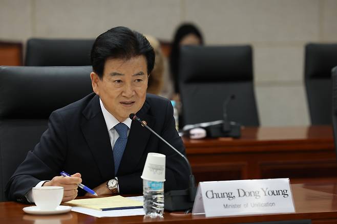 정동영 통일부 장관이 28일 남북회담본부에서 EU의회 한반도관계대표단과 면담하고 있다. /연합뉴스