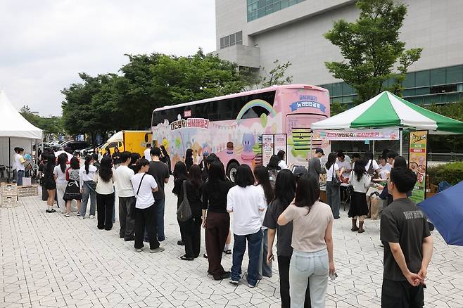 부산대학교 부산캠퍼스를 찾은 '대전 빵차' 옆으로 방문객들의 대기 줄이 늘어져 있다. 대전시 제공