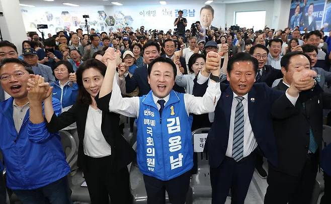 경기 평택을 국회의원 재선거에 출마한 더불어민주당 김용남 후보가 2026년 5월16일 경기도 평택시 안중읍에서 열린 선거사무소 개소식에서 정청래 대표 등 참석자들과 기념사진을 찍고 있다. 연합뉴스