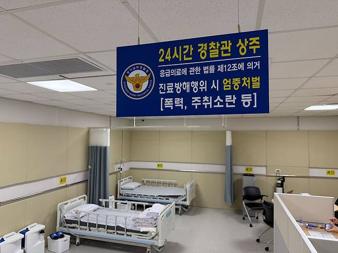 지난 30일 새벽 경기도 수원 수원덕산병원의 ‘주취맑음센터’에 경찰 안내문이 게시돼 있다. 임성빈 기자