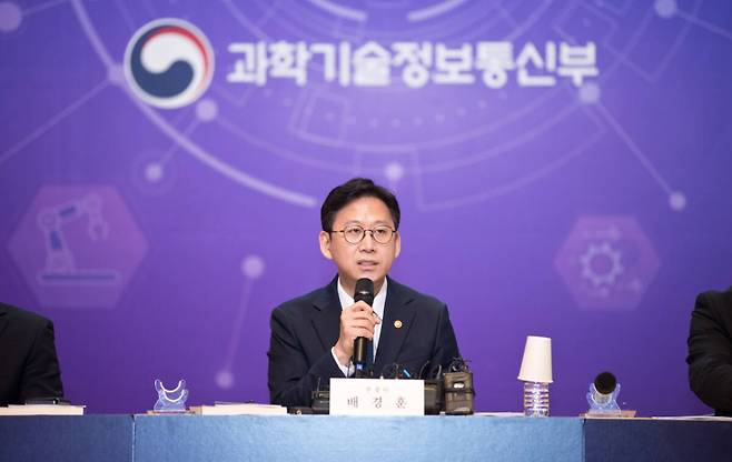 배경훈 부총리 겸 과학기술정보통신부 장관이 지난 29일 서울 중구 서울중앙우체국에서 열린 과학기술정보통신부 기자간담회에 참석해 발언하고 있다. 연합뉴스