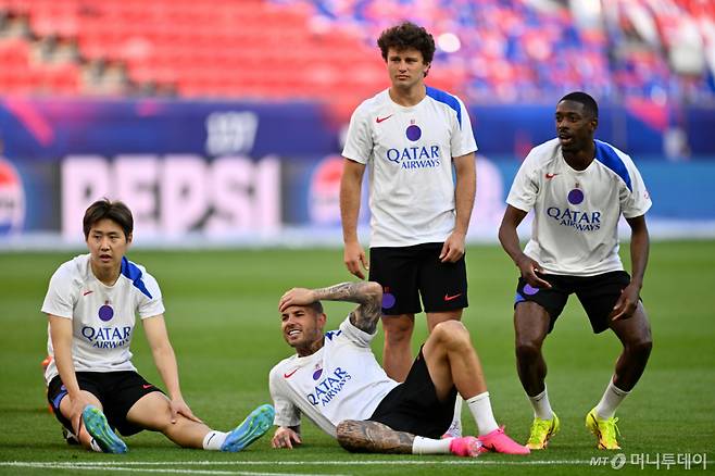 파리 생제르맹(PSG, 프랑스)의 이강인(왼쪽)이 지난 29일(현지 시간) 헝가리 부다페스트에서 열리는 2025-26 유럽축구연맹(UEFA) 챔피언스리그(UCL) 아스널(잉글랜드)과 결승전을 하루 앞두고 훈련 중 동료들과 휴식하고 있다. /AP=뉴시스