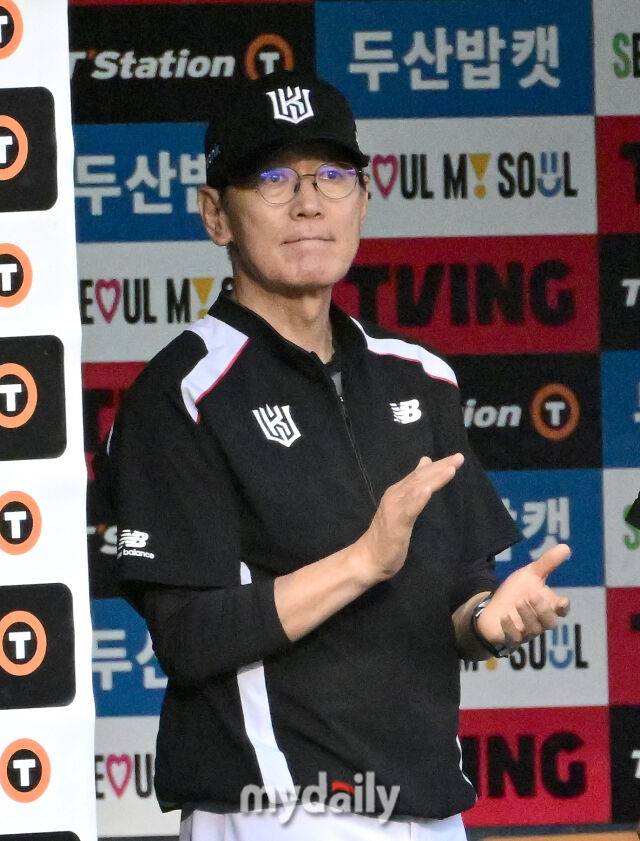 2026년 5월 28일 오후 서울 잠실구장에서 열린 '2026 신한 SOL KBO리그' KT 위즈와 두산 베어스의 경기. KT 이강철 감독이 4회초 1사 2.3루서 허경민의 안타성 타구가 두산 우익수 카메론에게 잡히며 3루 주자 최원준이 홈을 밟고 박수치며 축하하고 있다./마이데일리
