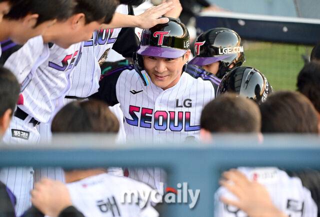 2026년 5월 29일 오후 서울 잠실구장에서 열린 '2026 신한 SOL KBO리그' KIA 타이거즈와 LG 트윈스의 경기. LG 2루 주자 오지환이 1회말 2사 1.2루서 송찬의의 3점 홈런 때 더그아웃에서 동료들과 함께 기뻐하고 있다./마이데일리