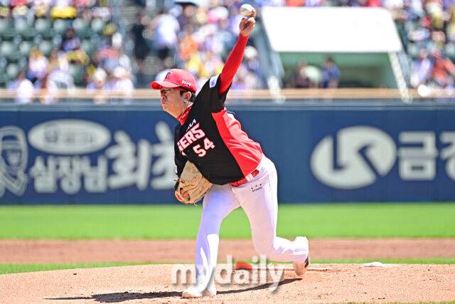 31일 서울 잠실야구장에서 열린 '2026 신한 SOL BANK KBO리그' KIA 타이거즈와 LG 트윈스 경기. KIA 선발 투수 양현종이 힘차게 투구하고 있다./잠실 = 한혁승 기자